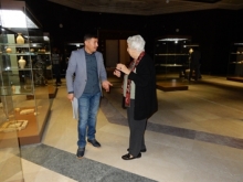 Dr Lamia Al Gailani Werr (Trustee) discussing displays with Qahtan Al Abeed