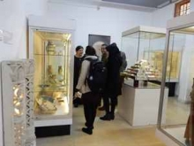 Dr Noorah Al Gailani discussing Islamic pottery and museum labels at the Jordan Archaeological Museum